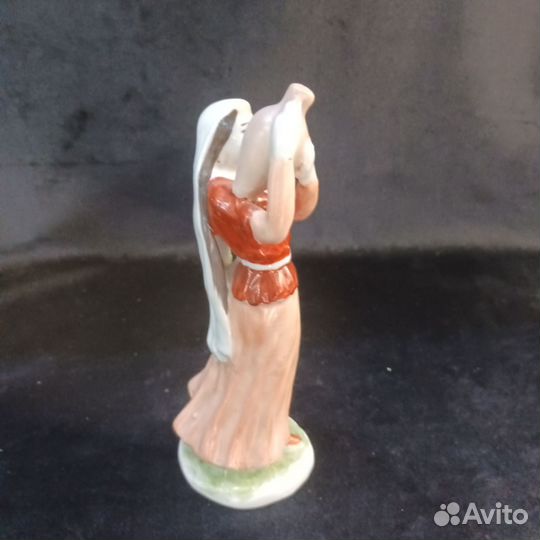 Девушка с кувшином