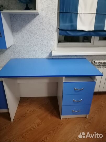 Письменный стол с тумбочкой и полками