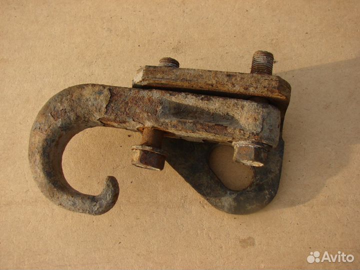 Буксировочный крюк Toyota Land Cruiser 80 1995г