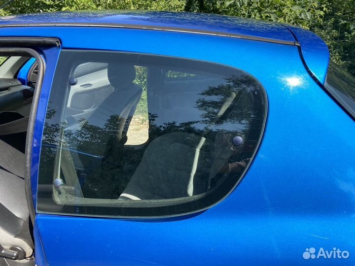 Задние распошные форточки Peugeot 206