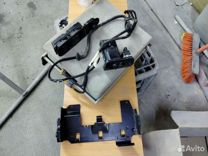 Крепление подлокотника