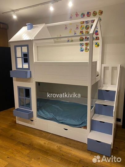 Двухъярусная кровать домик из массива