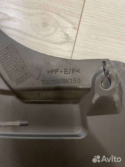 Брызговик задний левый Toyota Hilux