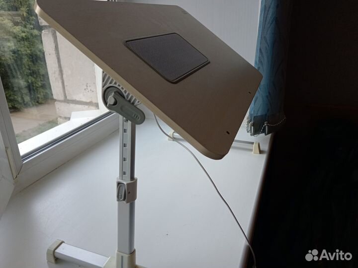 Столик для ноутбука с охлаждением