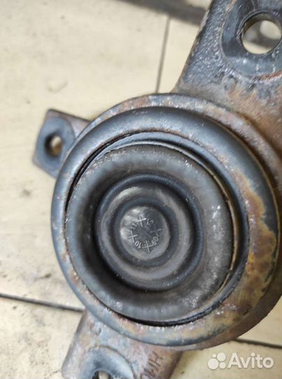 Подушка опора двигателя правая kia sorento XM