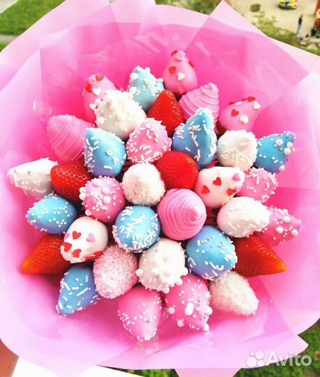 Клубничный букет из клубники в шоколаде с ягодами