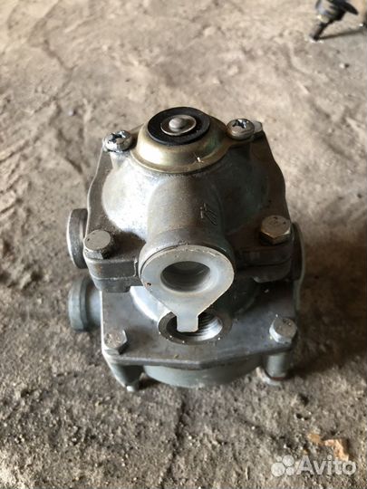 Кран управления тормозами прицепа