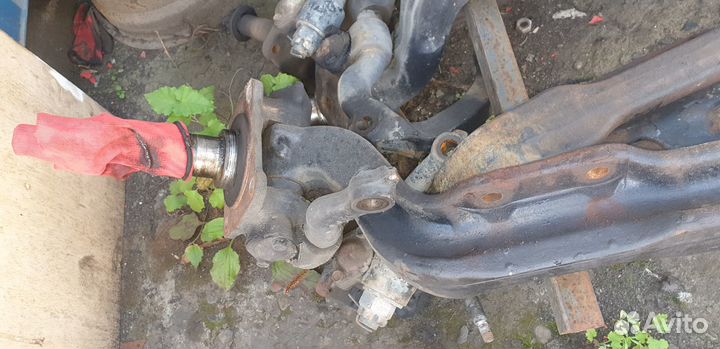 Isuzu Elf Балка с цапфами