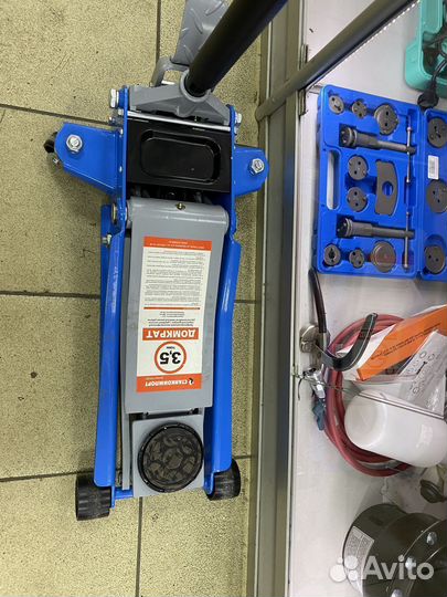 HM5605 Подкатной домкрат на 3,25 т