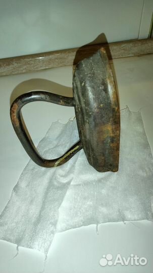 Старый утюг железный