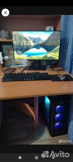 Игровой монитор с клавиатурой и мышью