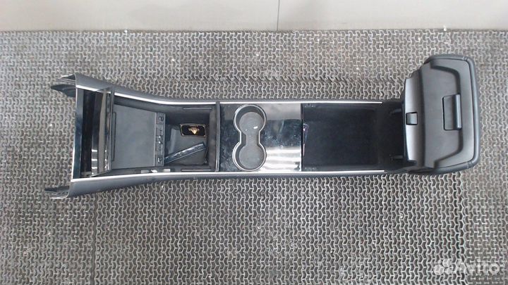 Консоль салона Tesla Model 3, 2019