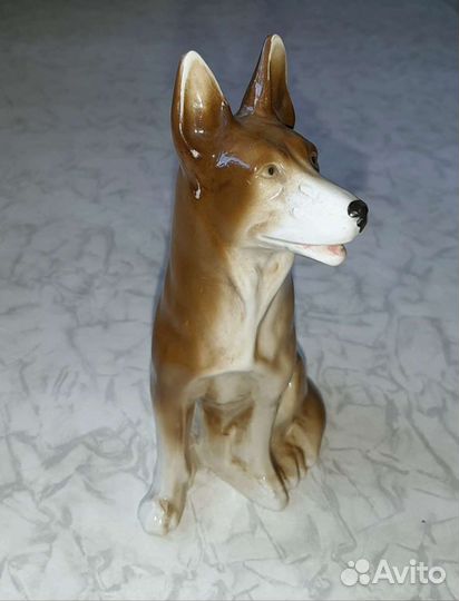 Фарфоровая статуэтка собаки 