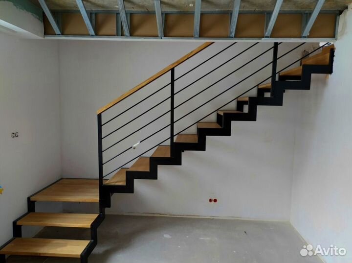 Облицовка лестничного металлокаркаса деревом