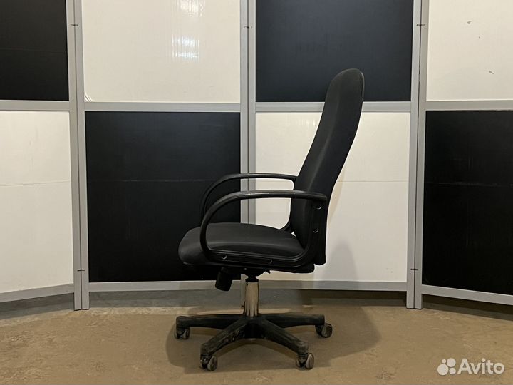 Компьютерное кресло высокая спинка