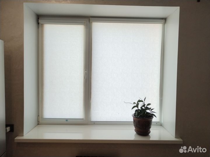 Окно пластиковое 1710х1470 с рулонными шторами