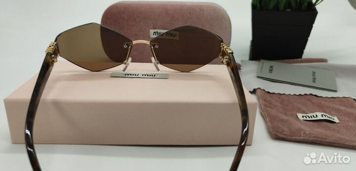 Солнцезащитные очки Miu Miu