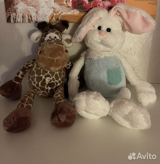 Мягкие игрушки: жираф, и зайка