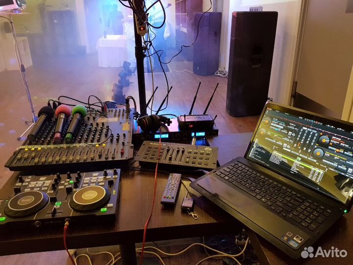 Ди-джей с оборудованием: звук, свет, караоке