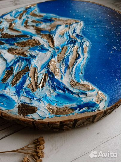 Картина горы с золотой поталью