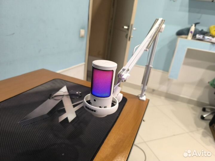 Продам игровой микрофон с подсветкой и стойкой