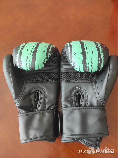 Боксерские перчатки 10oz + шлем