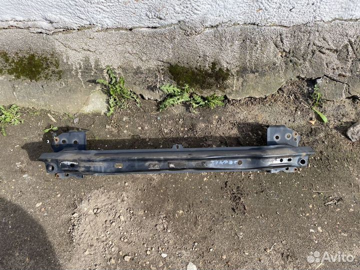 Усилитель переднего бампера Volkswagen Touareg