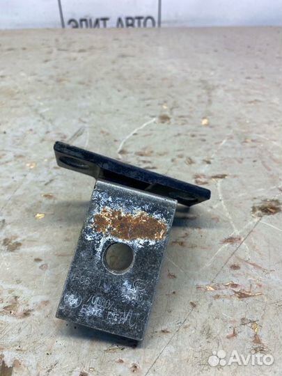 Петля двери передняя правая Bmw X5 E70 4.8 2008