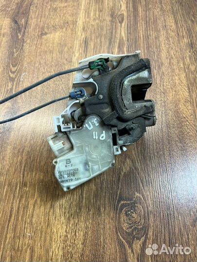 Замок боковой двери задний правый Nissan Primera