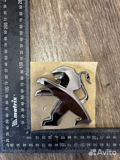 Peugeot значок