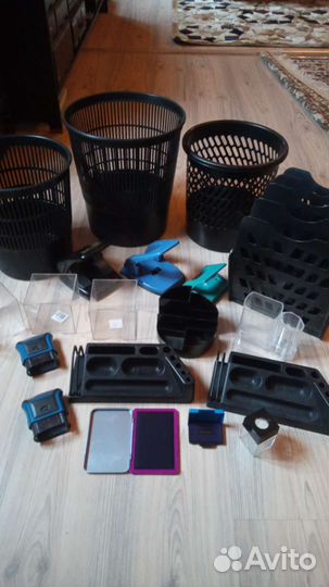 Канцелярские принадлежности много