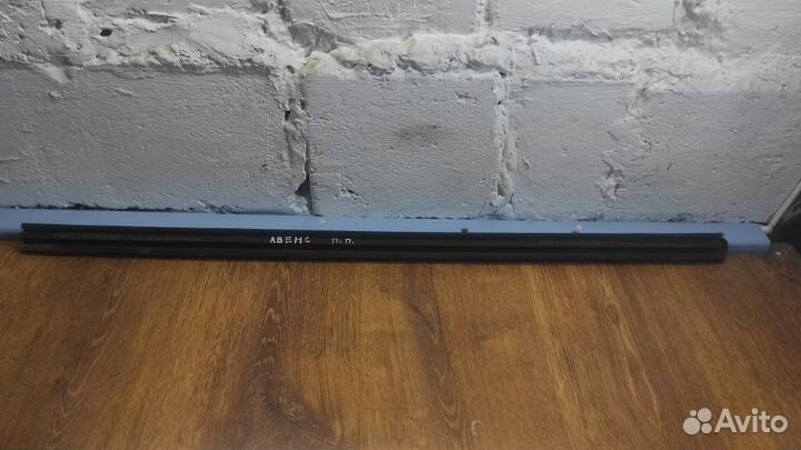 Уплотнительная резинка боковой двери передняя