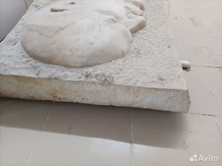 Барельеф В. И. Ленина