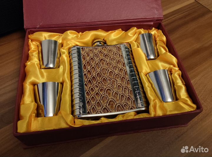 Фляжка со стопками в подарочной коробке