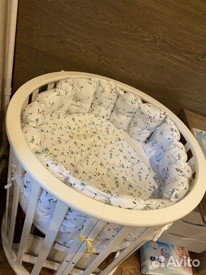 Кроватка детская с маятником