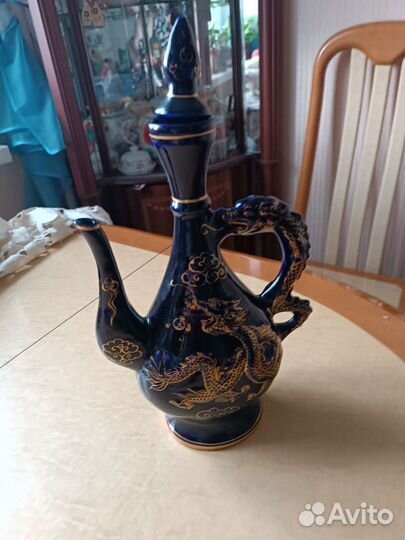 Глиняный кувшин для вина