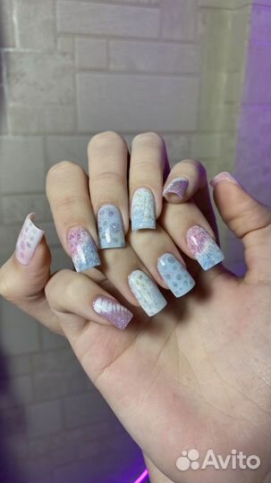 Модель на маникюр с дизайном