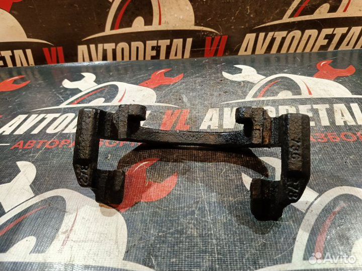 Скоба суппорта передняя правая Ford Focus 2