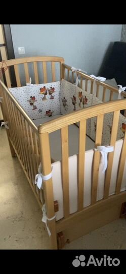 Детская кроватка с маятником и ящиком