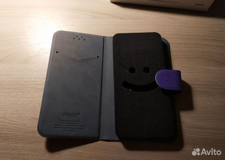 Универсальный чехол для телефона фиолетового цвета