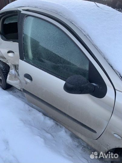 Дверь передняя правая Peugeot 206