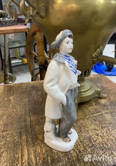 Статуэтка фарфор лфз Мальчик с коньками