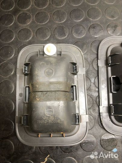 Крышка петли сиденья Toyota Land Cruiser 200