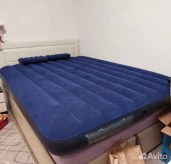 Надувной матрас 2 подушки + насос