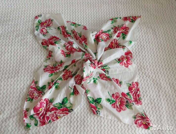 Новые шелковые платки разные