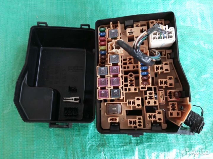 Блок предохранителей Toyota AZR60