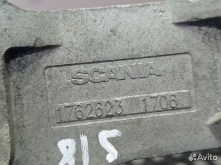 1492746 Кронштейн радиатора верхний левый