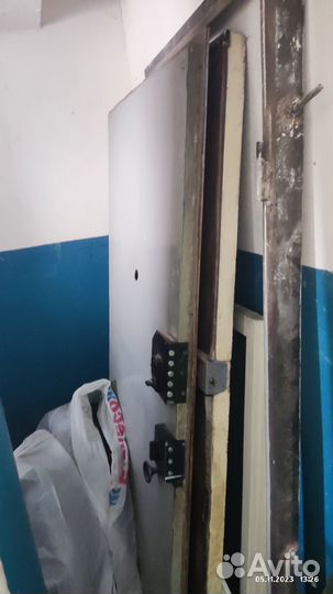 Дверь входная металлическая с металлической луткой