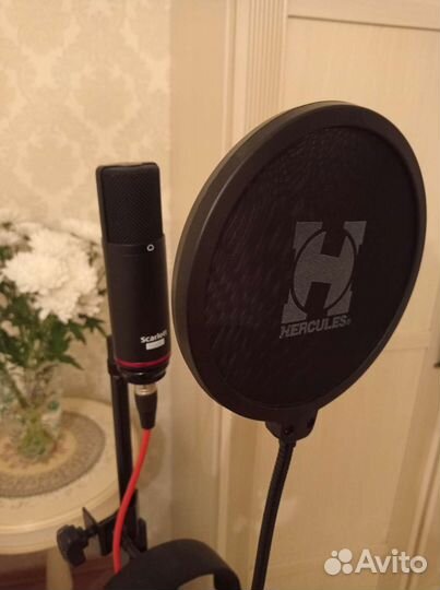 Focusrite scarlett 2i2 со стойкой и поп фльтром