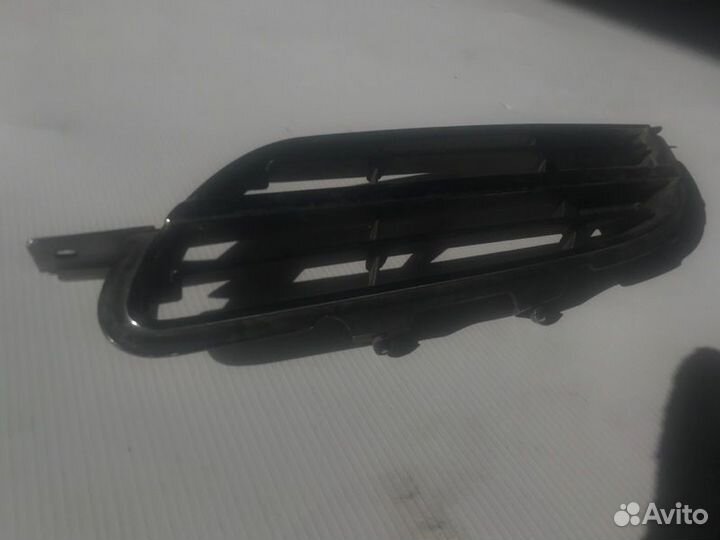 Решетка радиатора передняя левая Nissan Tino HV10